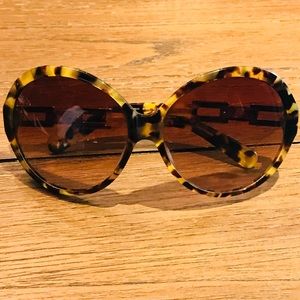 Tory Burch Tortoise Shell Sunglasses w Pouch/ Case